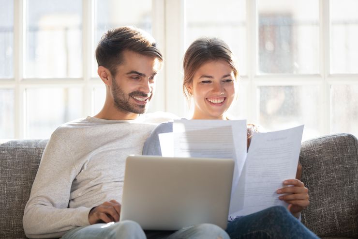 Couple regardant sereinement ses dépenses